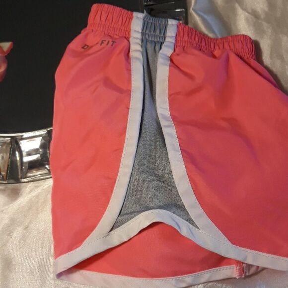 Nike DRI-FIT Hot Pink Athletic Shorts 3-4y… - Picture 5 of 6
